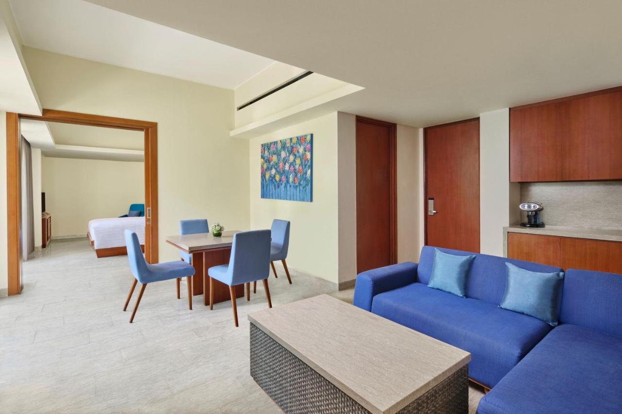 Suite King con 1 Camera da Letto, Balcone e Vista Piscina